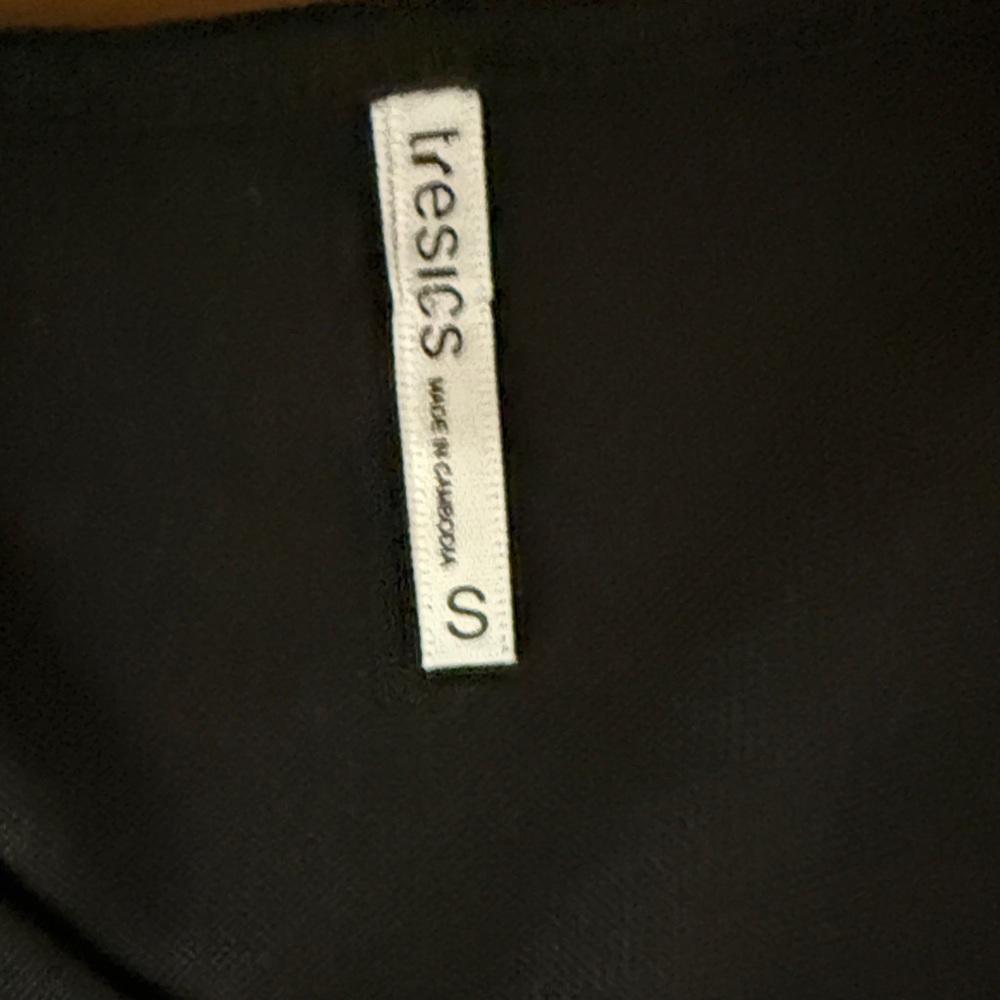 Tresics Black Sheer Flutter-Sleeve Blouse - Picture 5 of 6